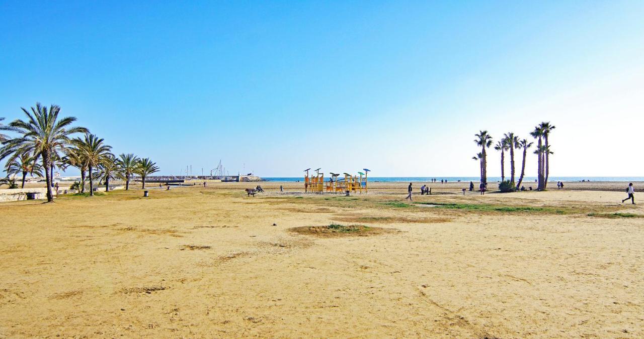 شقة كوماروغا  في Apartamento En La Playa Con Terraza المظهر الخارجي الصورة